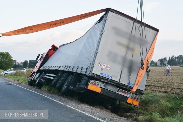 Tir wjechał do rowu