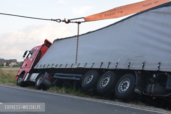 Tir wjechał do rowu