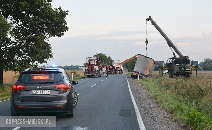Tir wjechał do rowu