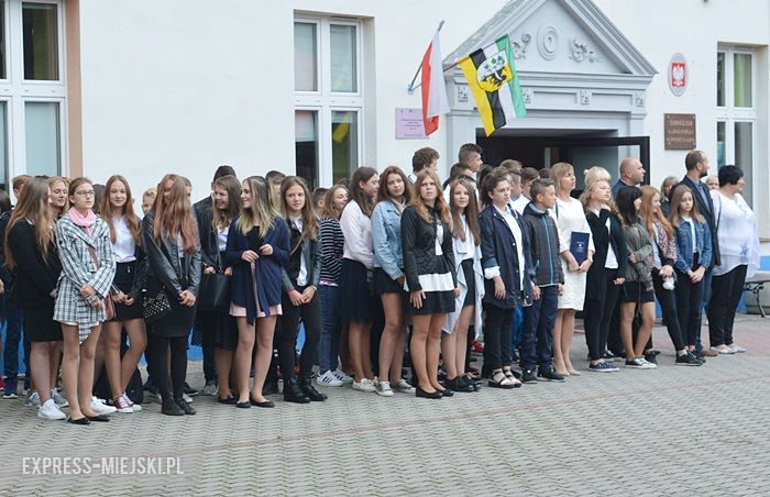 Rozpoczęcie roku szkolnego w szkole podstawowej