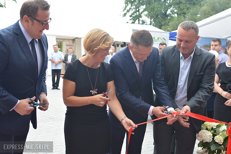 Przecięcie wstęgi. Od lewej: Damian Majer, Iwona Babińska, Przemysław Babiński oraz Sebastian Burdzy