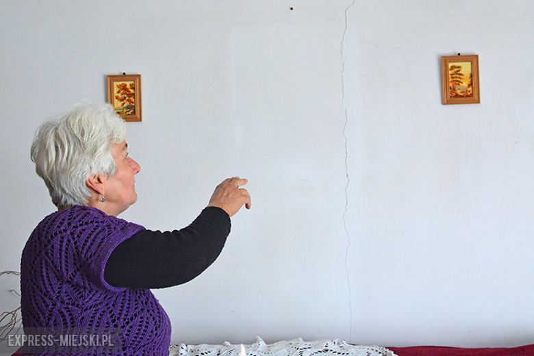 Ściany budynków stojących tuż przy drodze z kostki sukcesywnie pękają. Na zdjęciu Zofia Ponieważ, mieszkanka Chełma