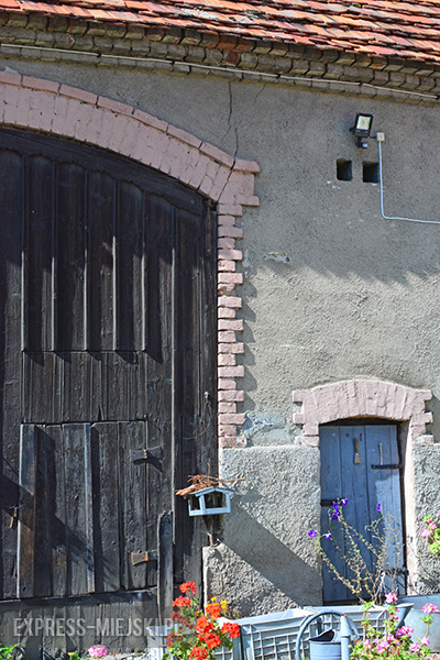 Ściany budynków stojących tuż przy drodze z kostki sukcesywnie pękają