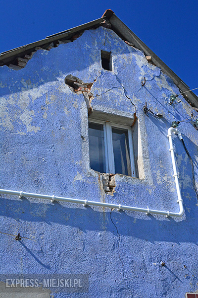 Ściany budynków stojących tuż przy drodze z kostki sukcesywnie pękają