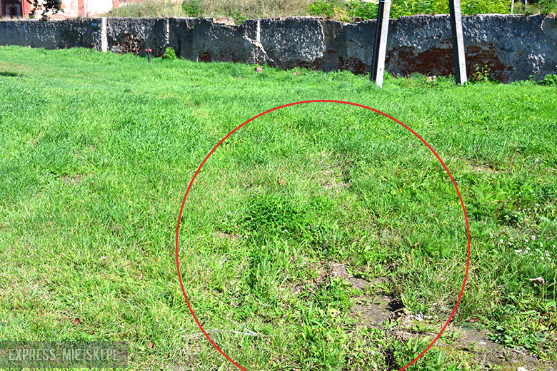 Niedawno jeden z tirów stracił na kostce przyczepność i zjechał na pobocze