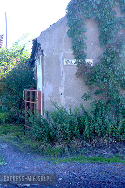 Ściany budynków stojących tuż przy drodze z kostki sukcesywnie pękają