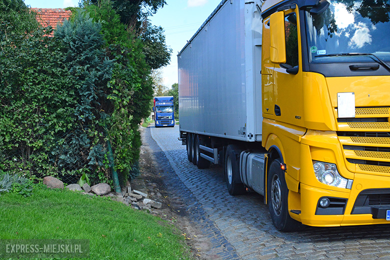 Na felernym fragmencie drogi nie ma też chodnika