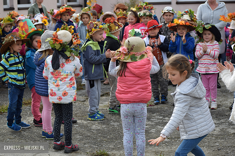Dzieci witają jesień