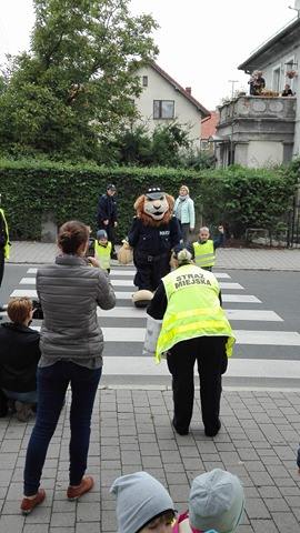 Przedszkolaki uczyły się przechodzić przez jezdnię