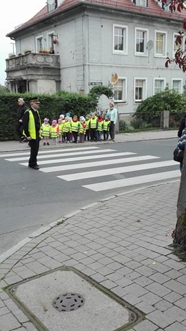 Przedszkolaki uczyły się przechodzić przez jezdnię