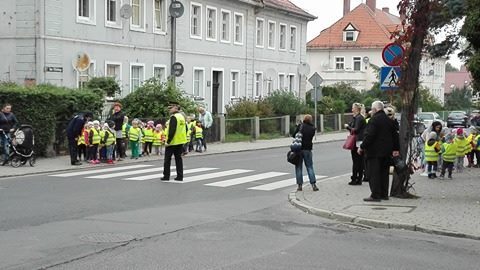 Przedszkolaki uczyły się przechodzić przez jezdnię
