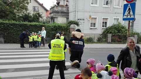 Przedszkolaki uczyły się przechodzić przez jezdnię