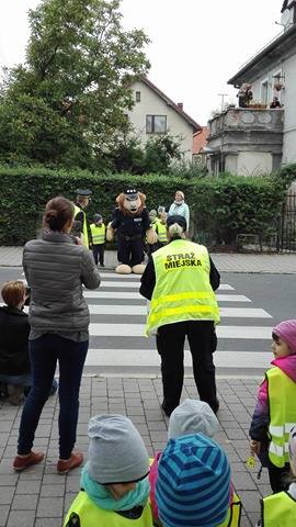 Przedszkolaki uczyły się przechodzić przez jezdnię