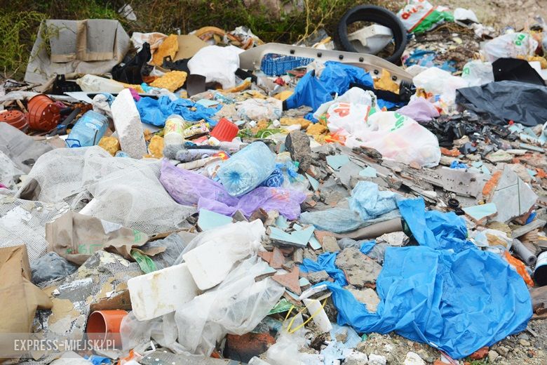 Dzikie wysypisko śmieci w Malczycach