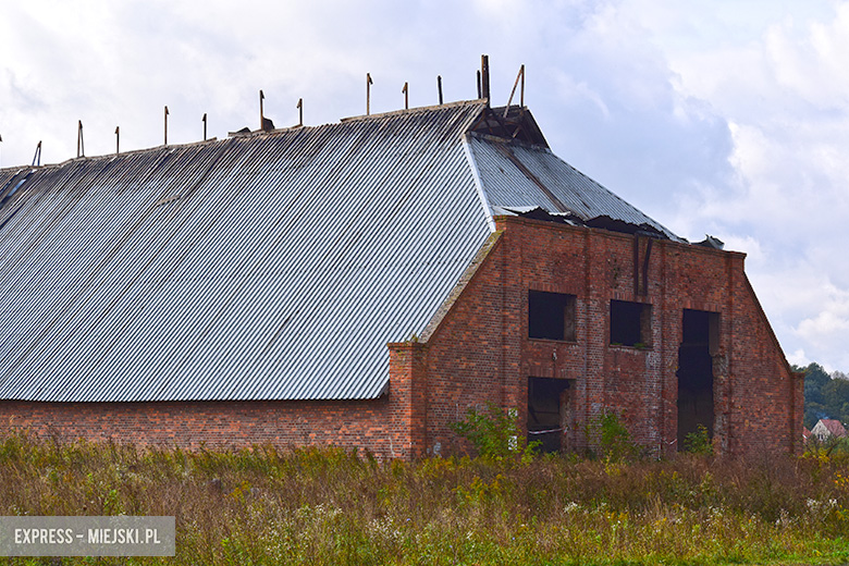 Zniszczenia po pożarze magazynu w Malczycach