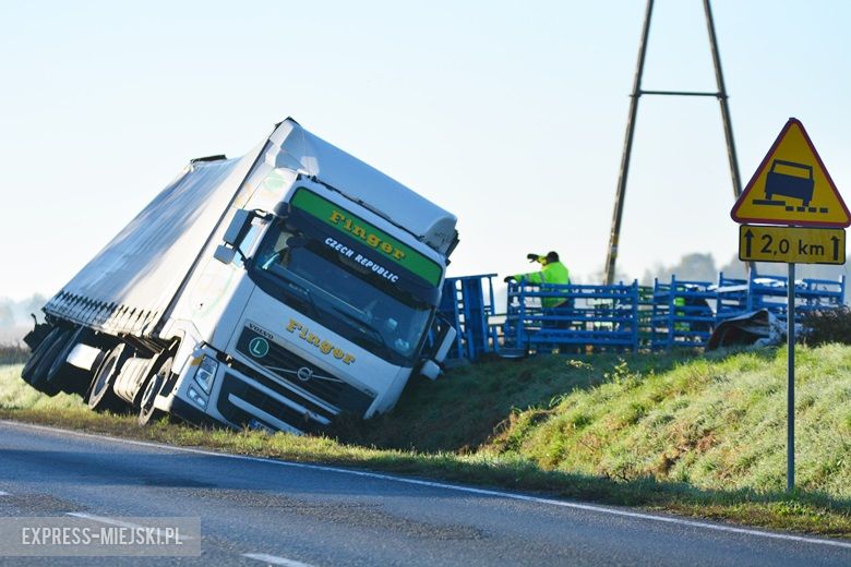 Tir przewrócił się koło Rakoszyc