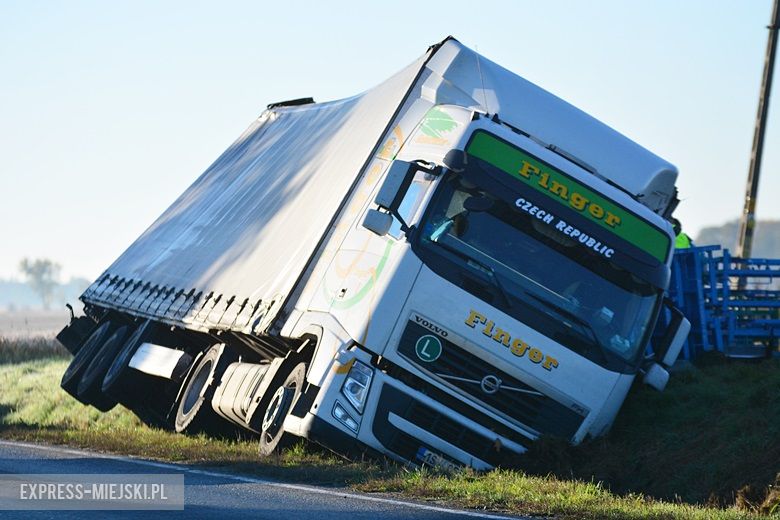 Tir przewrócił się koło Rakoszyc