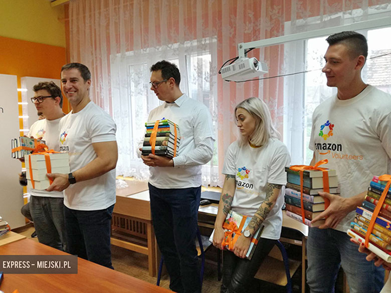 Amazon wręczył szkole książki