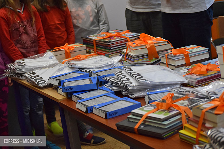 Amazon wręczył szkole książki