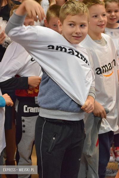 Amazon wręczył szkole książki