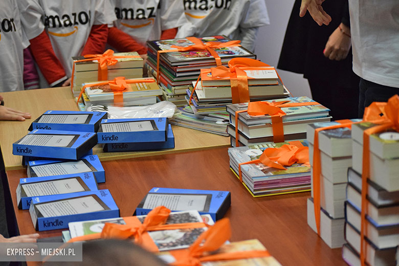 Amazon wręczył szkole książki