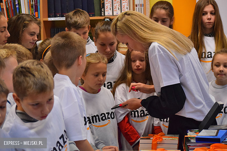 Amazon wręczył szkole książki
