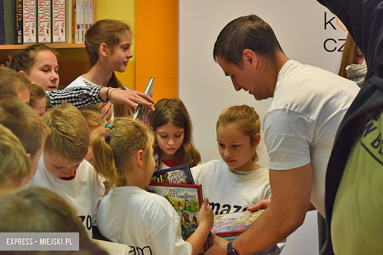 Amazon wręczył szkole książki