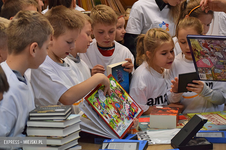 Amazon wręczył szkole książki