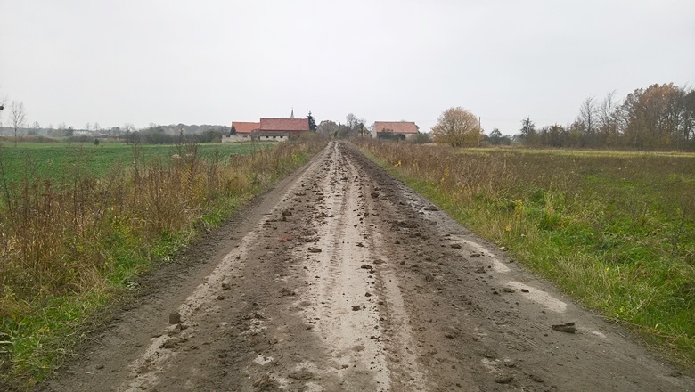 Zniszczone pole i zabrudzone drogi w Kwietnie
