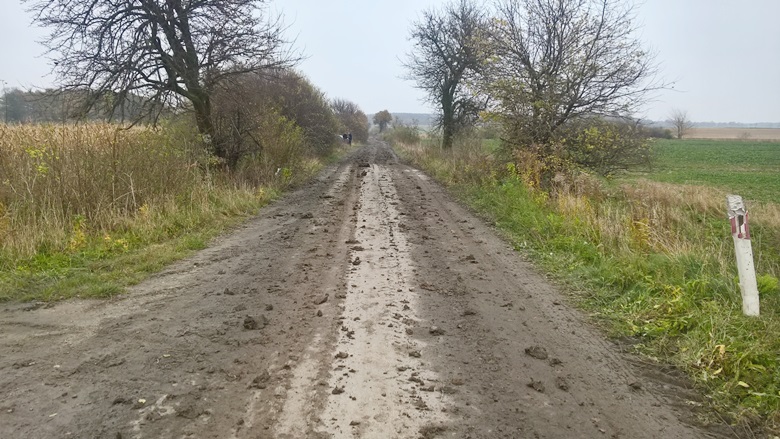 Zniszczone pole i zabrudzone drogi w Kwietnie