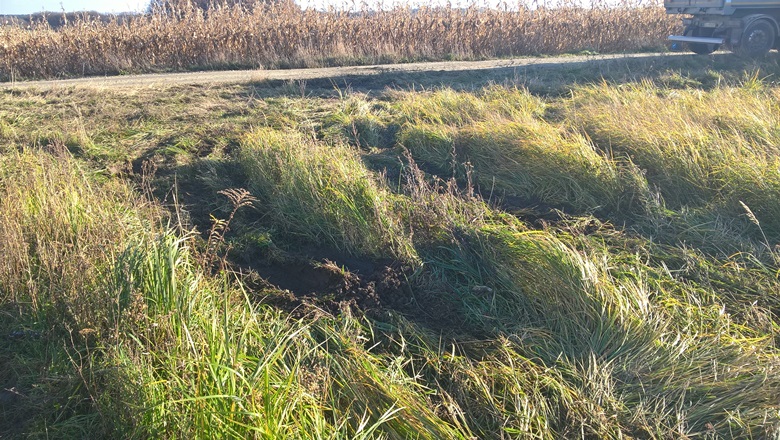 Zniszczone pole i zabrudzone drogi w Kwietnie