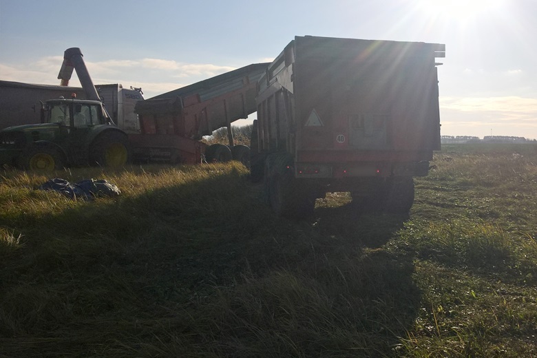 Zniszczone pole i zabrudzone drogi w Kwietnie