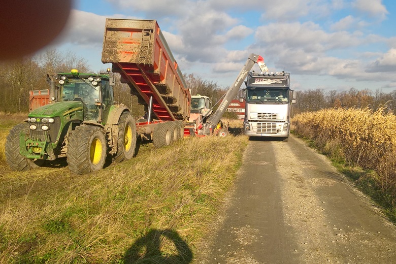 Zniszczone pole i zabrudzone drogi w Kwietnie