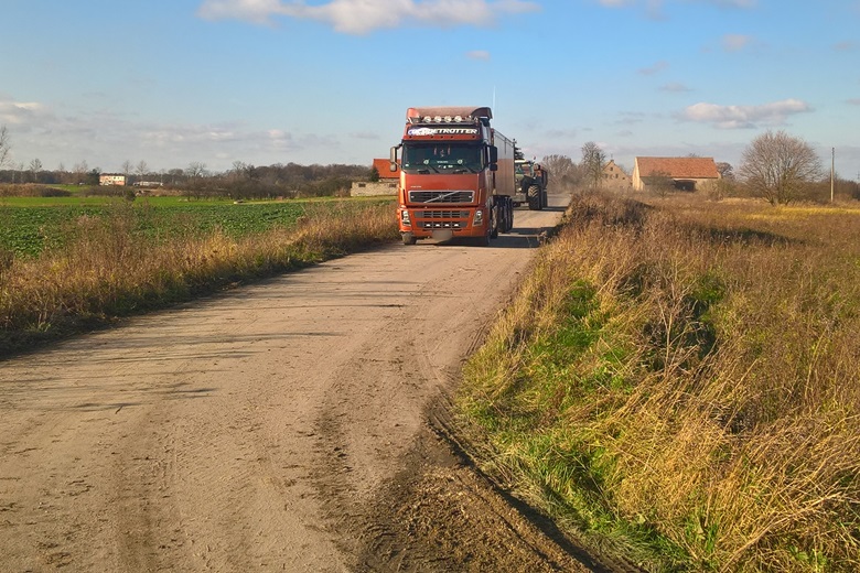 Zniszczone pole i zabrudzone drogi w Kwietnie