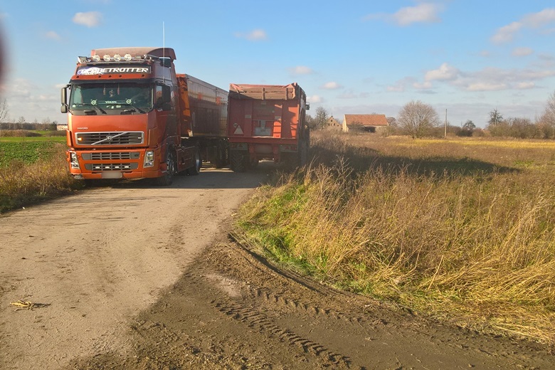 Zniszczone pole i zabrudzone drogi w Kwietnie