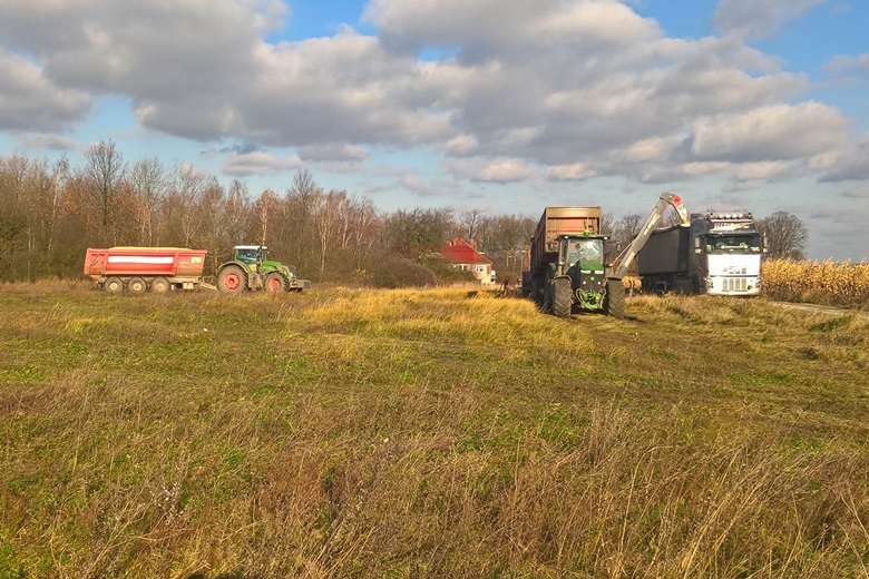 Zniszczone pole i zabrudzone drogi w Kwietnie
