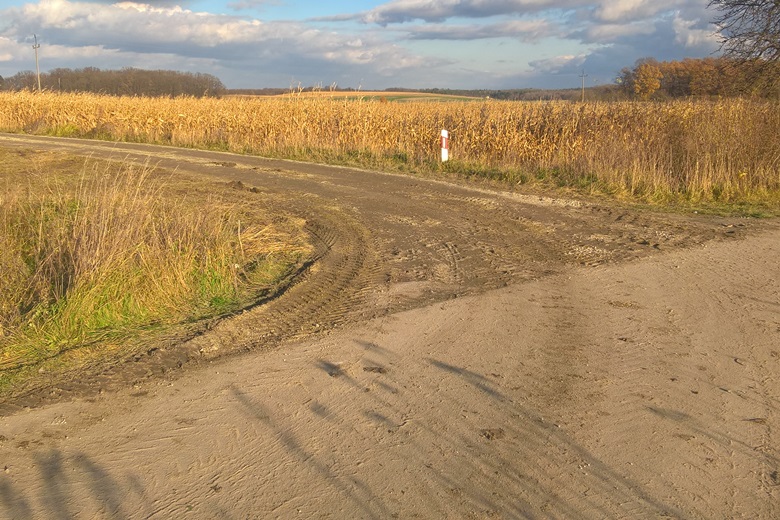 Zniszczone pole i zabrudzone drogi w Kwietnie