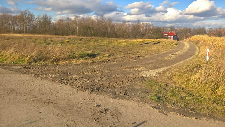 Zniszczone pole i zabrudzone drogi w Kwietnie