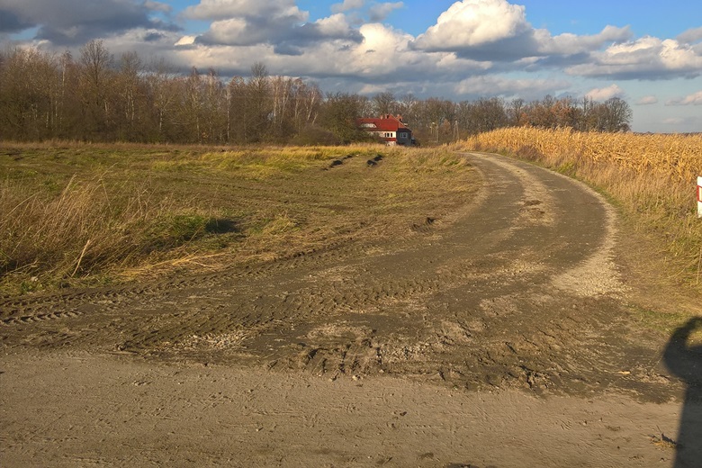 Zniszczone pole i zabrudzone drogi w Kwietnie