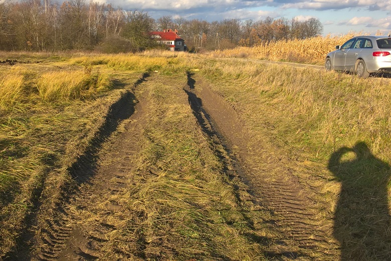 Zniszczone pole i zabrudzone drogi w Kwietnie