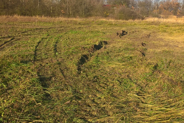 Zniszczone pole i zabrudzone drogi w Kwietnie