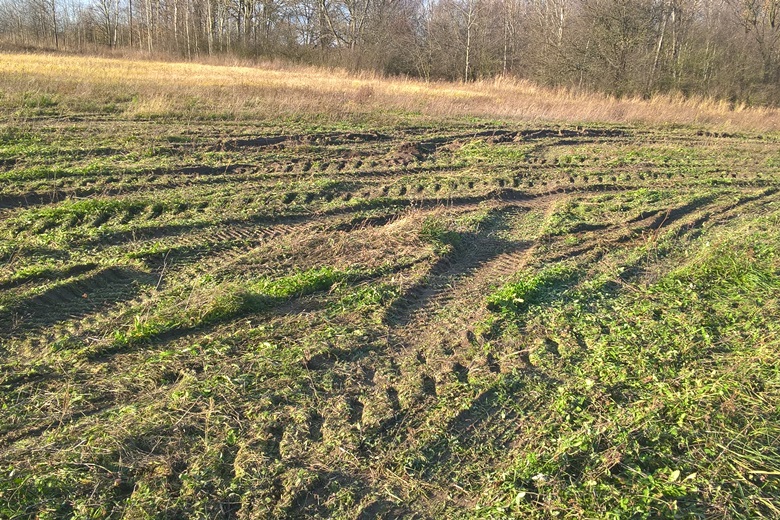 Zniszczone pole i zabrudzone drogi w Kwietnie