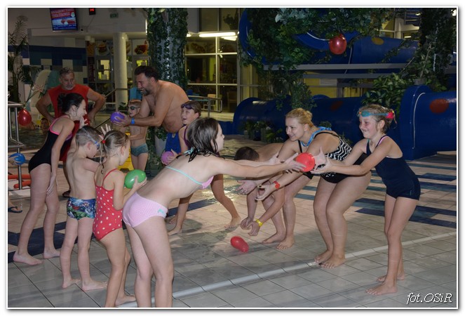 Zabawa na basenie z Mikołajem