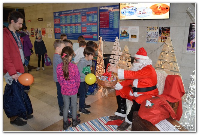 Zabawa na basenie z Mikołajem
