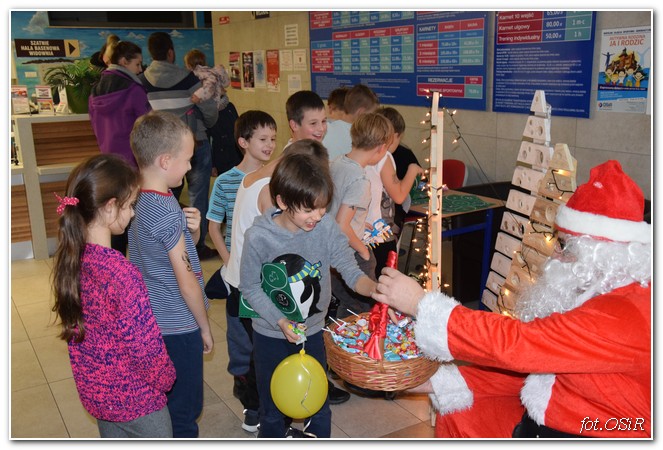 Zabawa na basenie z Mikołajem