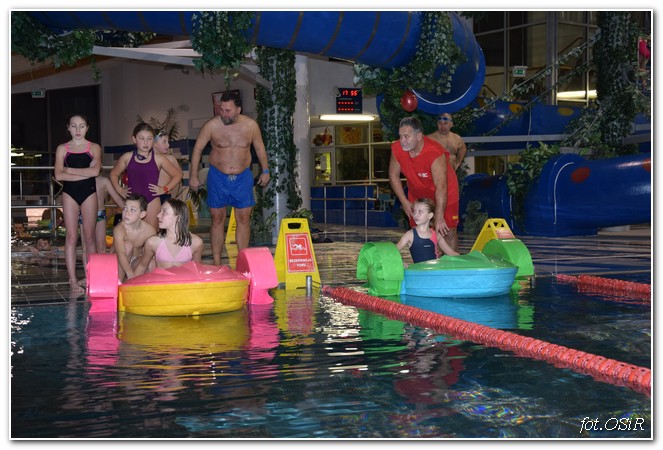 Zabawa na basenie z Mikołajem