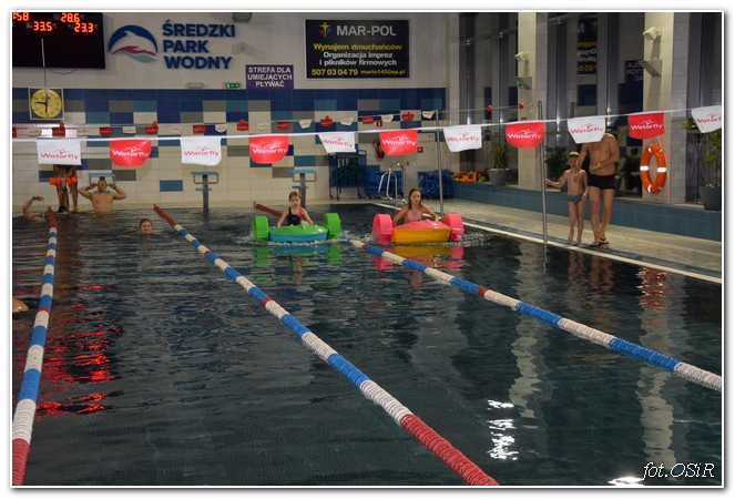 Zabawa na basenie z Mikołajem