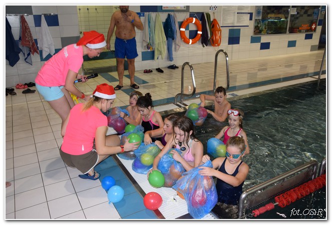Zabawa na basenie z Mikołajem
