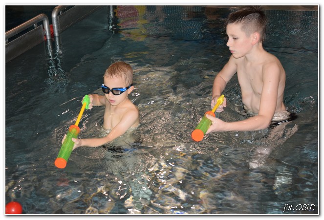 Zabawa na basenie z Mikołajem