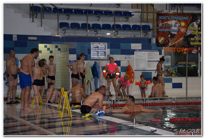 Zabawa na basenie z Mikołajem